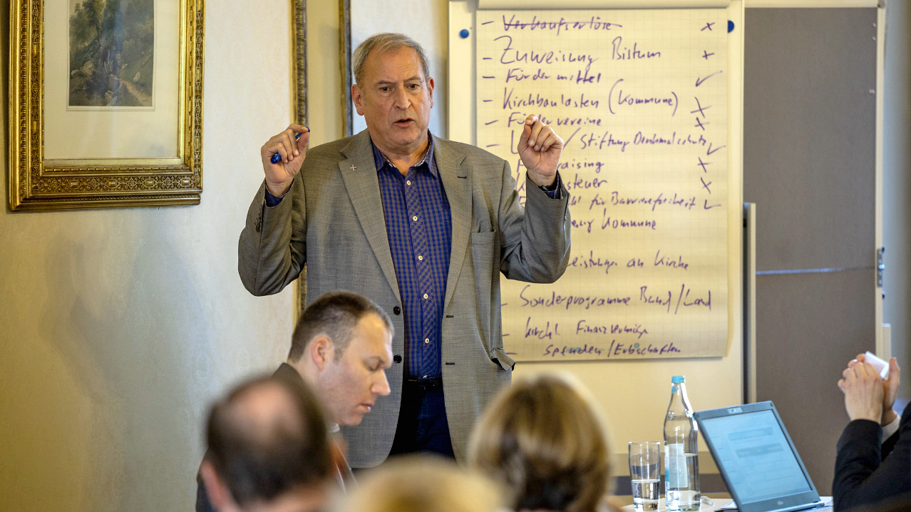 Dr. Jürgen Römer beim Vortrag/Workshop